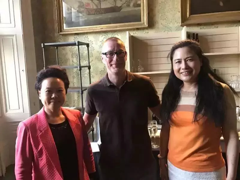 浙江省貿(mào)促會(huì)吳桂英會(huì)長(zhǎng)、英國(guó)諾丁漢郡政府首席執(zhí)行官安東尼·梅先生與陶曉鶯董事長(zhǎng)親切交談.jpg