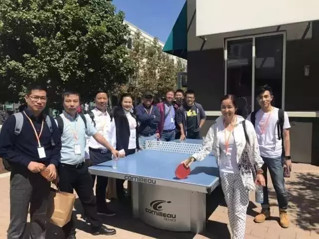 陶曉鶯董事長(zhǎng)隨代表團(tuán)到Facebook參觀考察（據(jù)說(shuō)扎克伯格在工作閑暇之余會(huì)來(lái)此打乒乓）.jpg