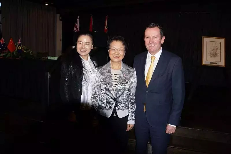 省政協(xié)主席喬傳秀（中）、澳大利亞西澳州州長(zhǎng)Mark McGowan（右）與陶曉鶯董事長(zhǎng)（左）在經(jīng)貿(mào)交流會(huì)上親切交流.jpg