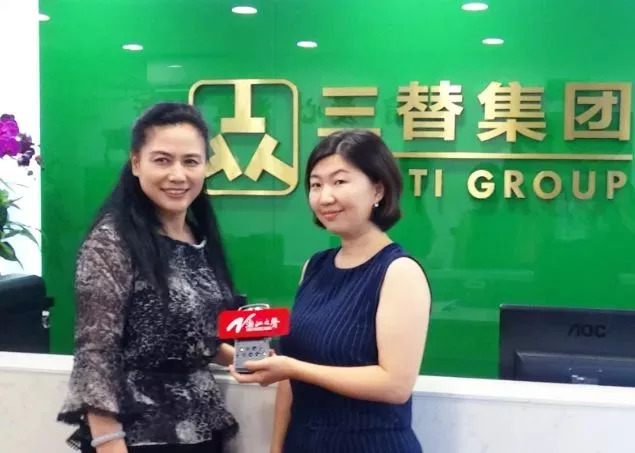 陶曉鶯董事長(zhǎng)與浙江之聲記者合影.jpg